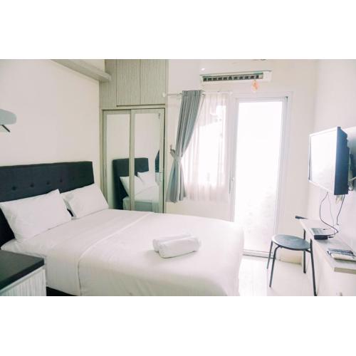 Enjoy Living and Warm Studio at Serpong Garden Apartment By Travelio