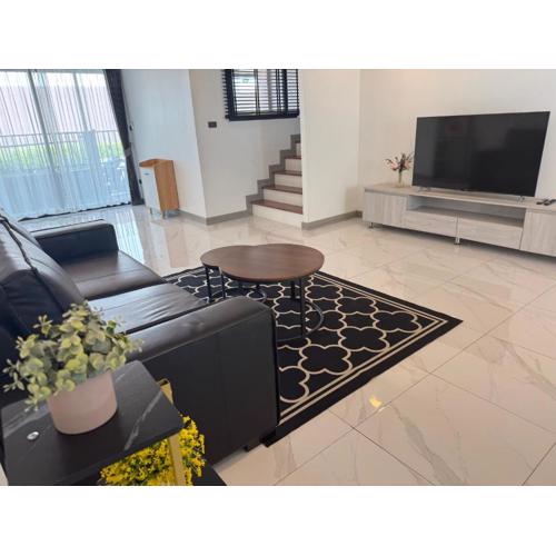 Enjoy The Happy Villa-Three Bedroom