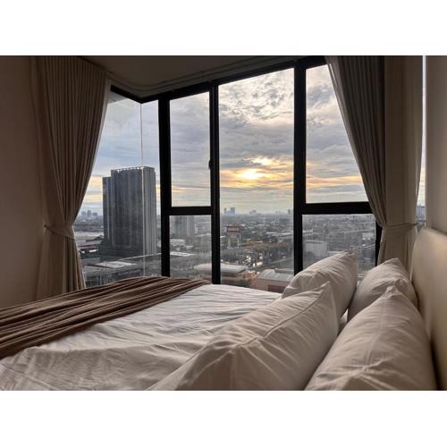 Entire apartment near train station with pool & views