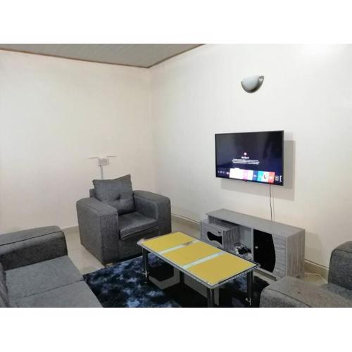 Entire serviced 2-bedroom apartment in Thindigua