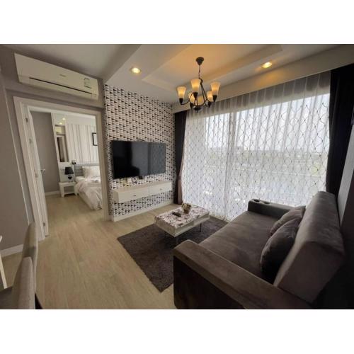 Execlusive Seaview 1 bedroom suite with toproof pool at The Patio Bangsaen