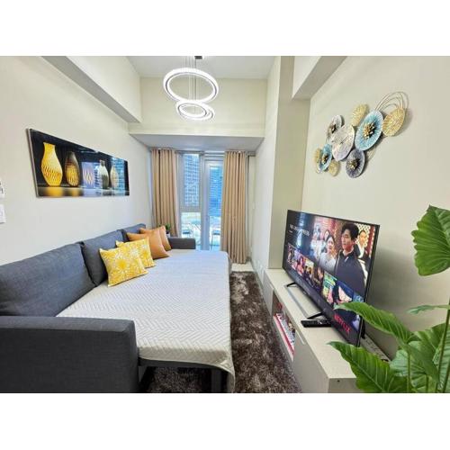 Executive Gem beside Malls and Bars at Uptown BGC