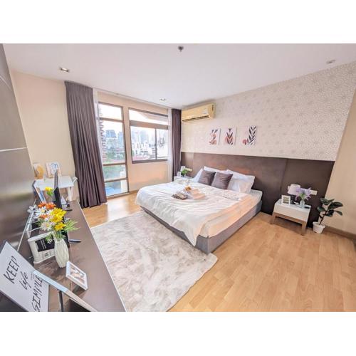 Executive Suite 1BR and Sofa Bed 150m to Nana BTS