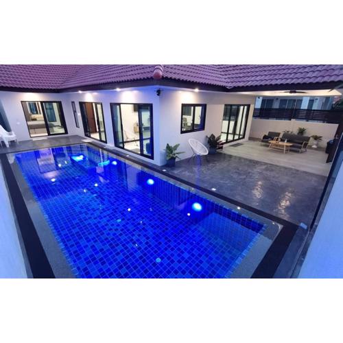 Experience perfect swimming pool water at Royal Park Village - Walk to the Beach - 6 people - max 3 males