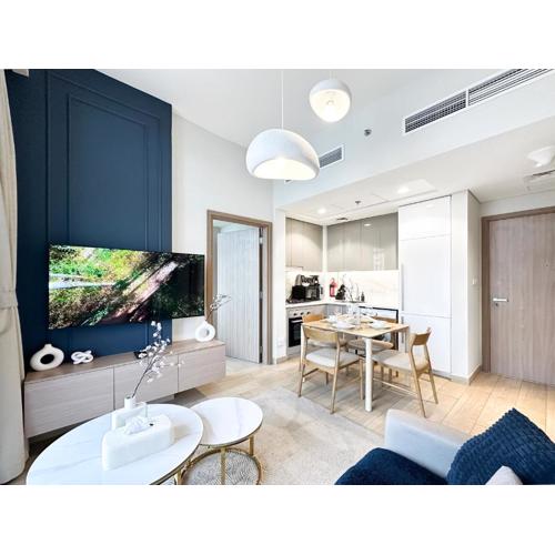 Exquisite 2BR Oasis w Pool View in Meydan