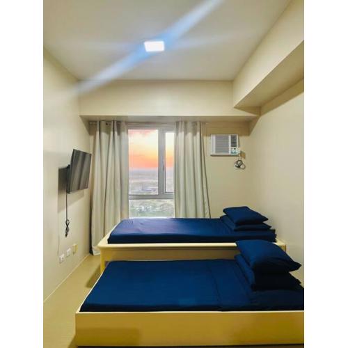 * *F2 Sunset View Studio