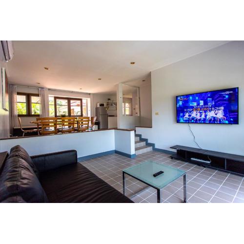 F4 Beach house Kitchen BBQ 3 bedrooms Large yard