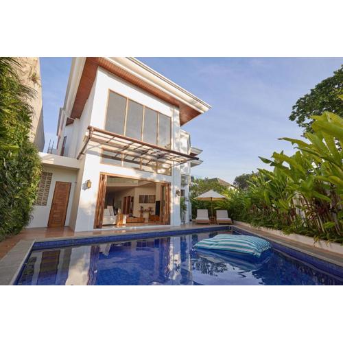 Fale Seminyak - Brand New Modern Luxury 5BR Villa in Seminyak with Private Pool, Gym & Massage Room