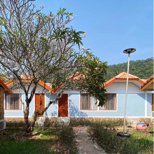 Family Bungalow Near Beach At Kohchang Resort