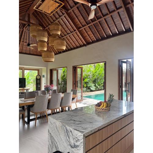Family Haven 6BR Luxe Villa in Berawa, Canggu