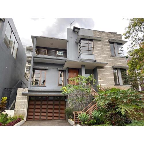 Family Only Cozy Villa on Top of Bandung - De Reiz Iris Syariah 4BR