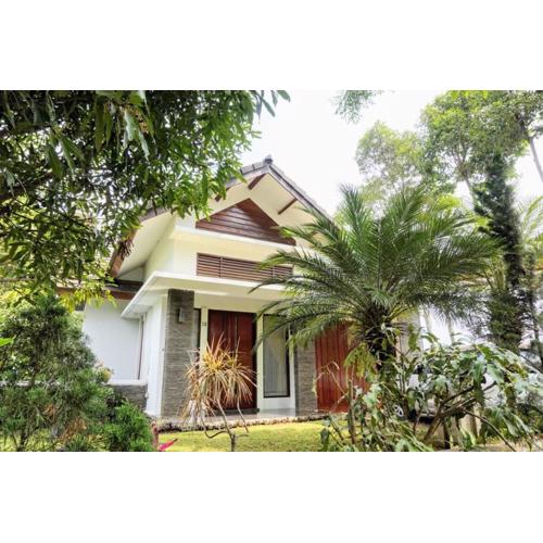 Family Only Homey Villa with Mountain View - De Reiz Cemara Syariah 3BR