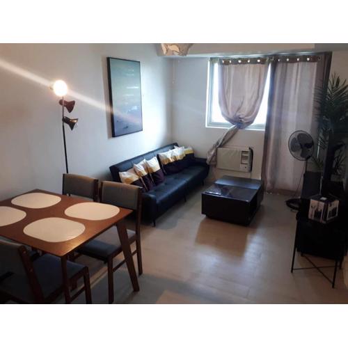 Family Room 1BR HUGE Balcony in Azure North