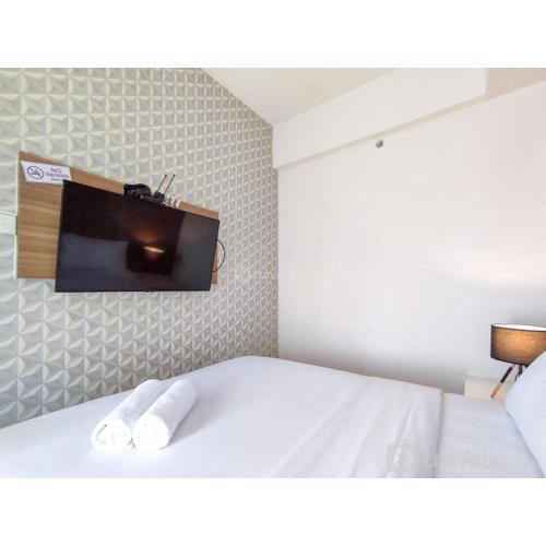 Fancy and Nice 1BR with Extra Room at Amartha View Apartment By Travelio