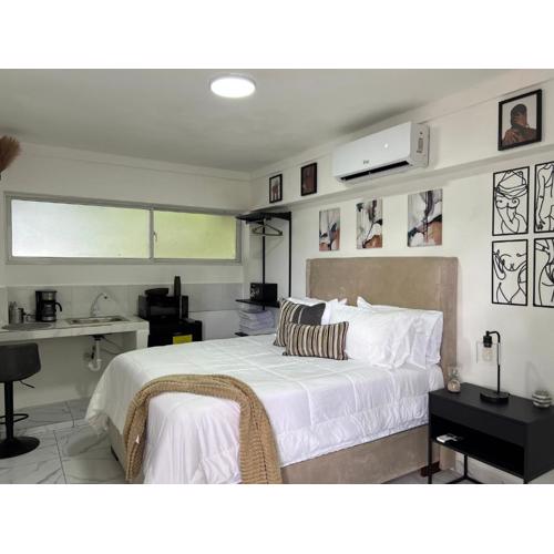 Fats Place on the Strip - Perdo Clisante - Studio