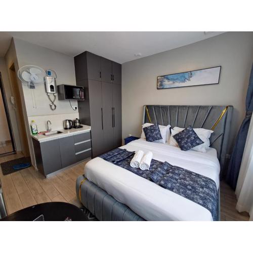 Favorite Staycation by Janice - Modern Comfort Near Airport