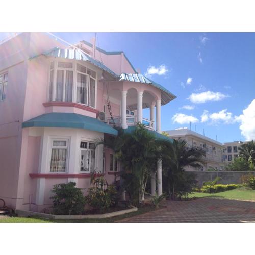 Fayruz Villa is a 3 bedroom, 3 bathroom detached house with AC and swimming pool 5 minutes walk from Flic en Flac public beach