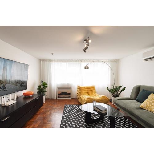 Flat and Fur 2BR Mid-Century 3mins to Nimman Airport