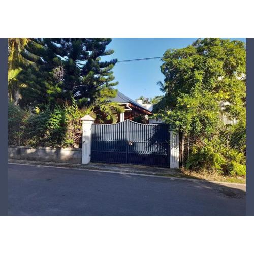 Flic en Flac 3-Bedroom Garden Villa, 3 Min Walk to Beach