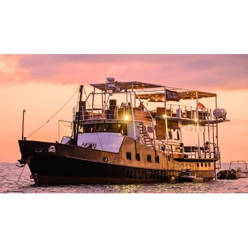 Floating Hotel SALTWATER COWBOYS