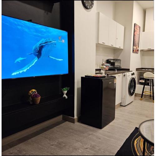 Free Airport Pick Up ! 12th Floor Cozy Studio Room, 5 mins walk to IconSiam & BTS