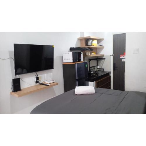 FREE WIFI, NETFLIX, SMART TV, MINERAL WATER, AMENITIES - Studio with Foldable Wall Bed at Serpong Garden Apt