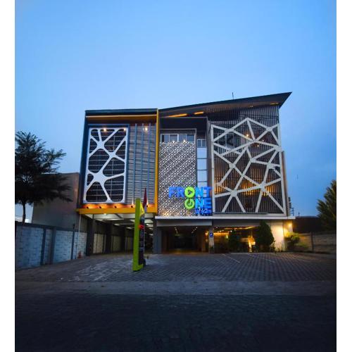 Front One Hotel Sragen