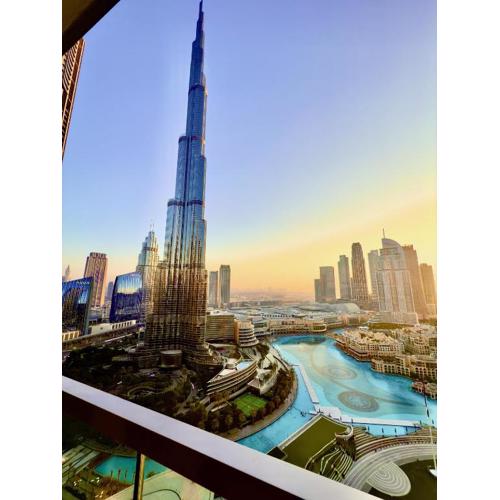 Full Burj Khalifa and Fountains Views