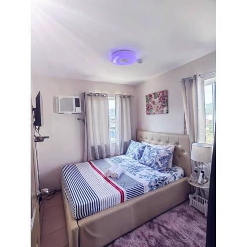 Fully 2br 8Spatial Condo Maa with netflix, poolwifi