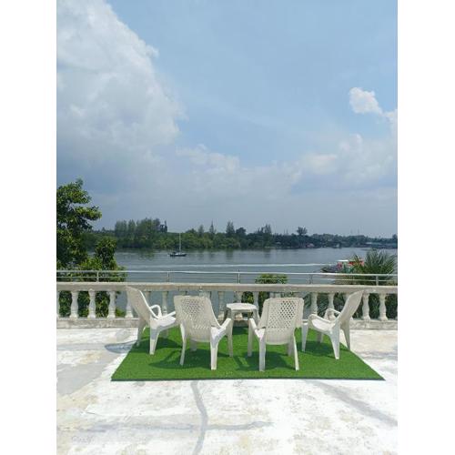 Funky Crab The River