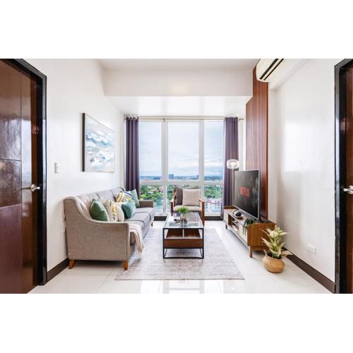 Furnished 2BR Top Floor Condo Minutes to Beach with Amazing Sea View, Netflix, WiFi and Pool Access