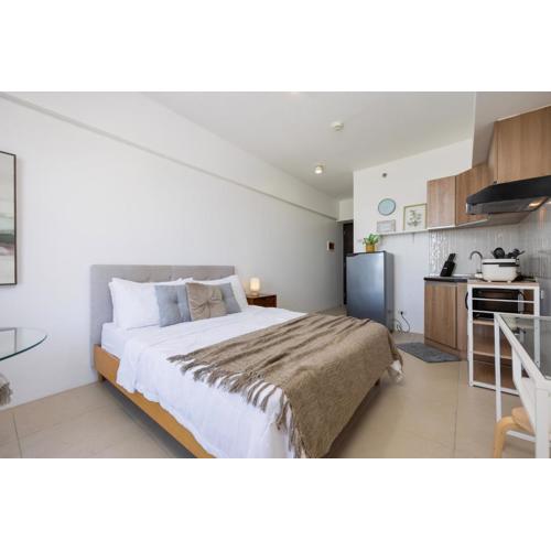 Furnished Studio in Avida Towers Riala, Cebu IT Park with Amazing City View, Fast WiFi, Netflix, Pool and More