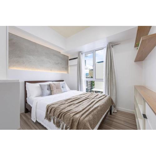 Furnished Studio in Avida Towers Riala, Cebu IT Park with Amazing Mountain View, Fast WiFi, Netflix, Pool and More