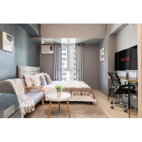 Furnished Studio in Avida Towers Riala, Cebu IT Park with Pool, Fast WiFi, Netflix and More
