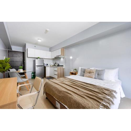 Furnished Studio in Cebu IT Park with WiFi, Netflix and Pool Access