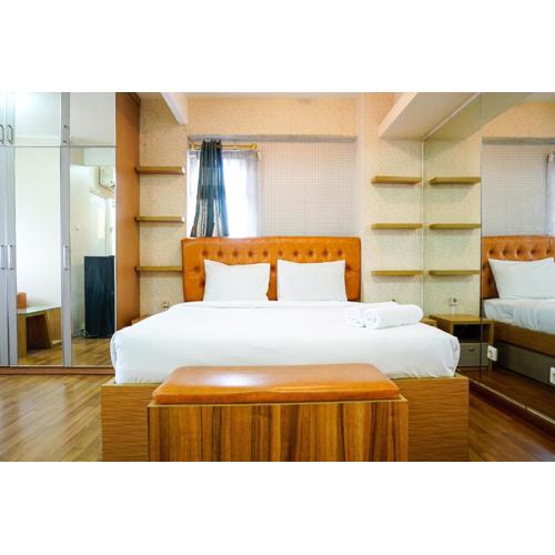 Furnished Studio with Comfortable Design Green Pramuka Apartment By Travelio