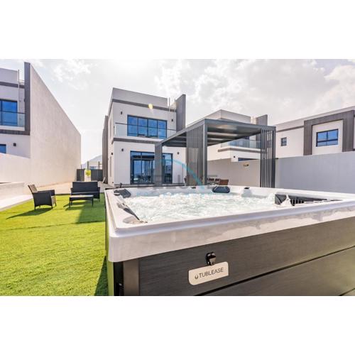 Getaway Deal 3BR with Outdoor Jacuzzi plus Scenic Views by Deluxe Holiday Homes