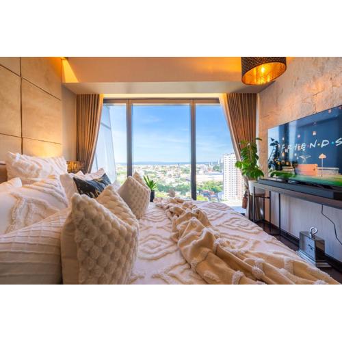 Glamorous Luxury 2 Bedroom Apartment in Aeon Towers I Panoramic Views I Free Wi-fi, Gym and Pool I by Bleuspace