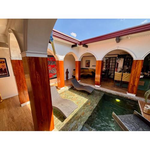 Golden Gorilla Villa with private pool & jacuzzi