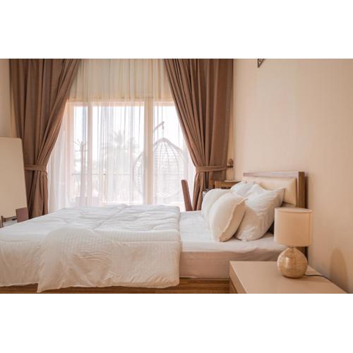 Golfside Serenity - Stylish 1 BHK by FREE Holiday Homes