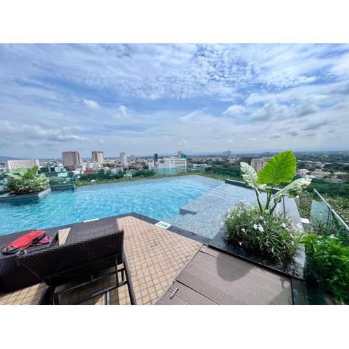 Grand 2-Bedroom Condo with Pool
