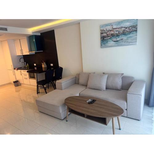 Grand Avenue 1BR 6th floor pool view smart tv wifi