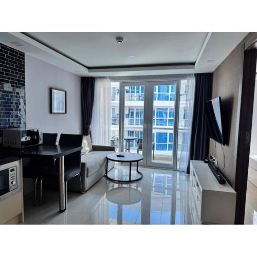 Grand Avenue 1BR pool view smart tv wifi 6th floor