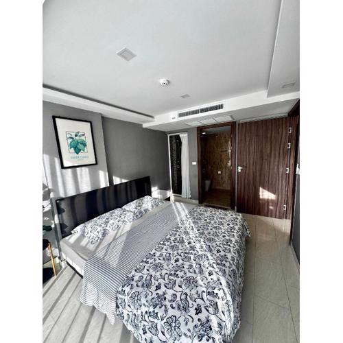 Grand Avenue Apartment