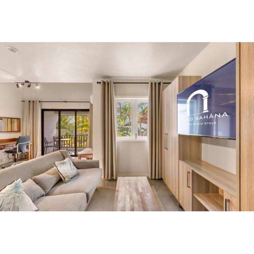 Grand Sahāna 16 - 1BR Beachfront Apartment with Balcony - Work from Paradise - Digital Nomad