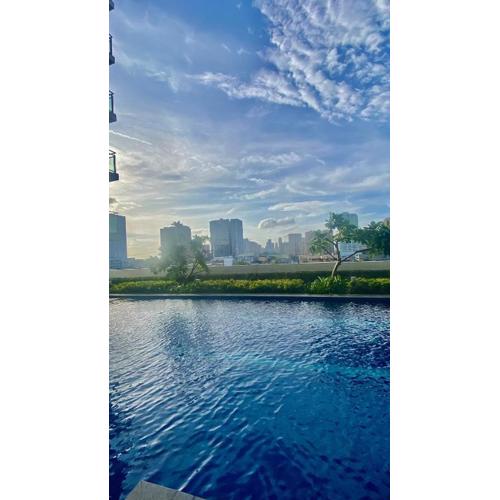 Grand View Tower Queen Bed Modern Condo