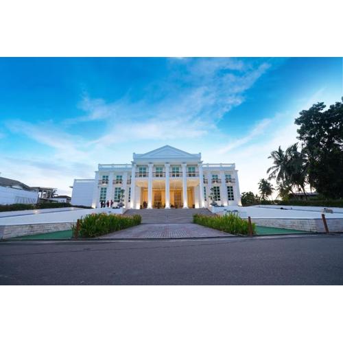 Grandeeza Hotel by Galison