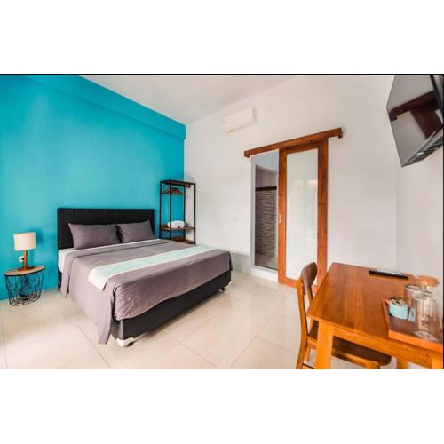 Greek House: Room w/Desk and Shared Pool&Kitchen/6