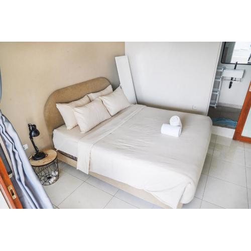 Greek House: Room w/Desk and Shared Pool&Kitchen/7