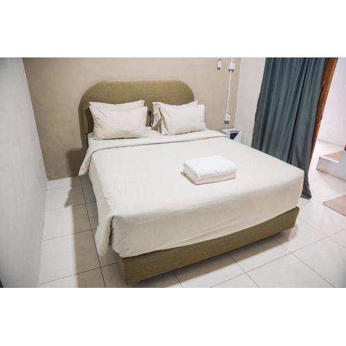 Greek House: Room w/Desk + Shared Pool&Kitchen /3